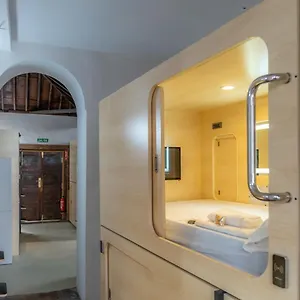 Hostelit, Capsule Spanje